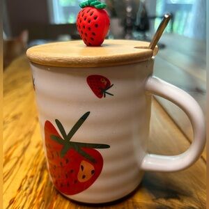 16oz Red Strawberry Print Mug w/ lid and spoon